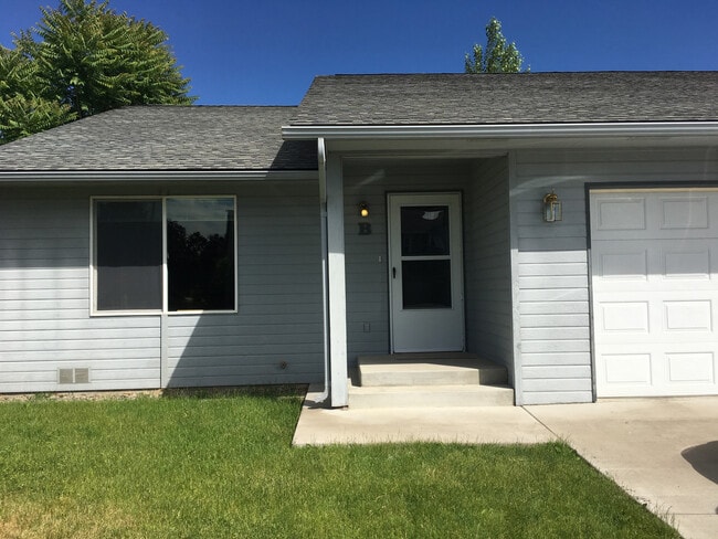 Building Photo - Your Terrace Heights Retreat- Spacious com...