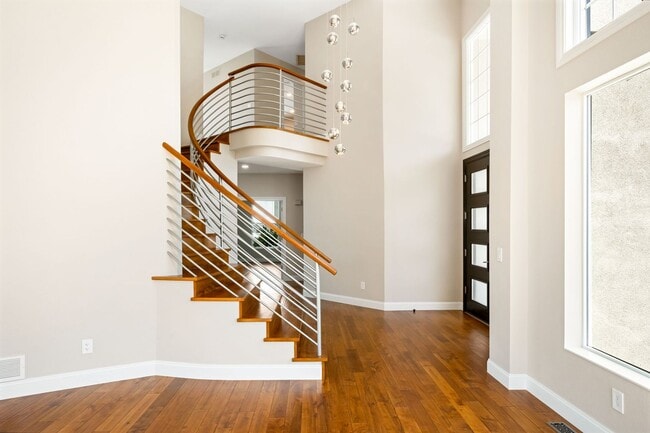 Building Photo - Luxury 6BD, 5BA Recently Remodeled Littlet...