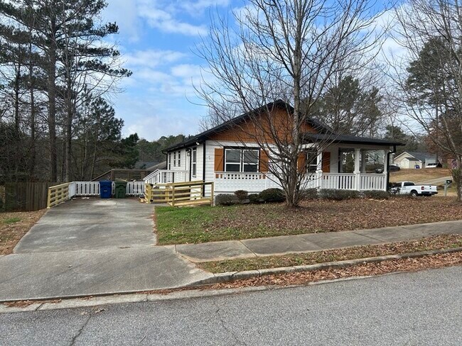 Building Photo - Newly Renovated!