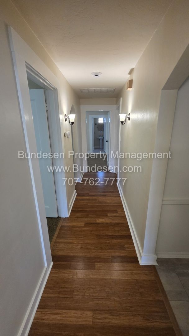 Building Photo - Charming Mid-Century Bungalow & Updated Co...