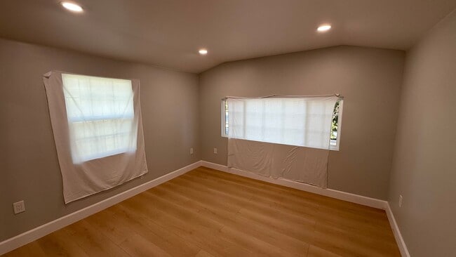 Building Photo - EPIC REA: Charming 2 Bed/ 1 Bath Home in Oakland’s Foothill Neighboorhood