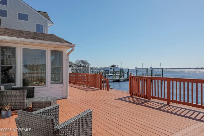 Building Photo - 44 Island Dr