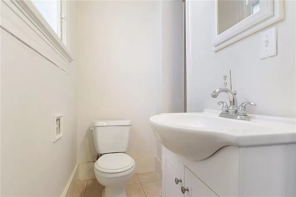 ENSUITE BATH ATTACHED TO THE 3RD BEDROOM HAS LARGE WALK IN SHOWER. - 8 Neron Pl