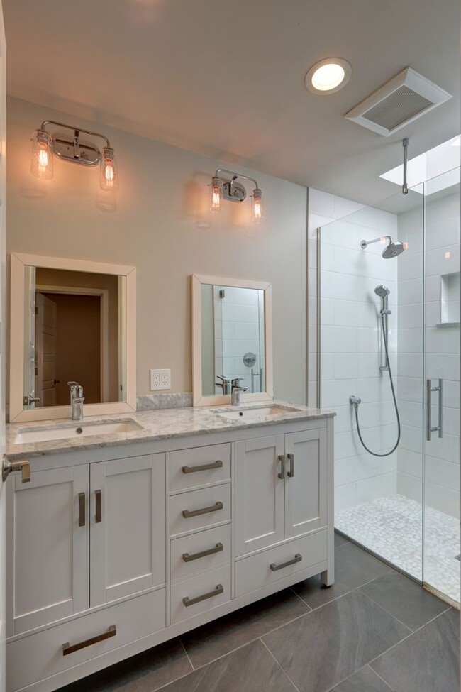 Building Photo - Beautifully Remodeled 4bd, 1.75ba Rambler Available in the Heart of Bellevue.