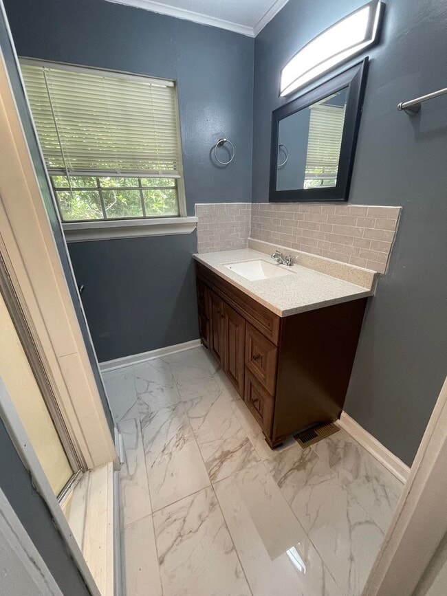 Building Photo - 3 Bedroom 2 Bath Home in Clinton