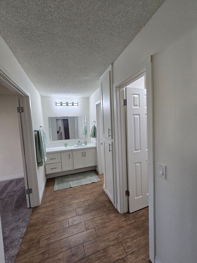 Building Photo - Downstairs 1 Bedroom Unit with Front Patio...