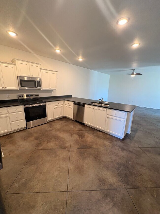 Building Photo - Stunning New 3/2 Townhomes