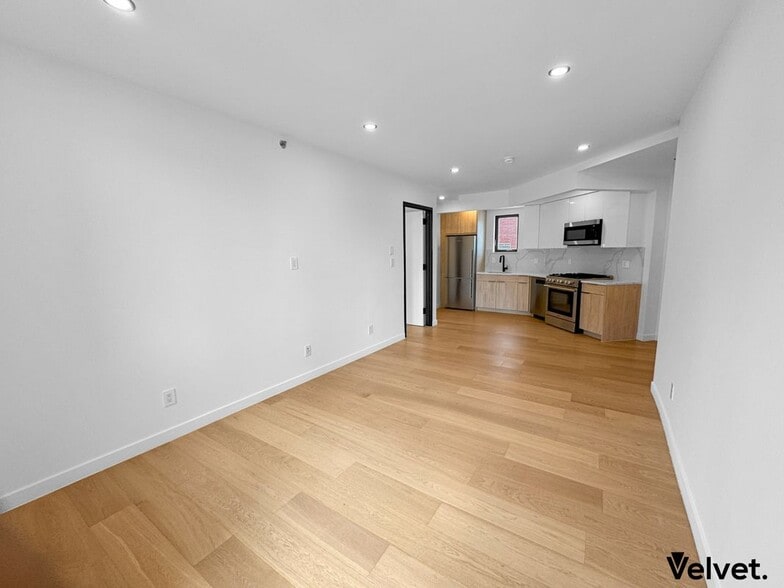 Building Photo - 116-17 Grosvenor Ln