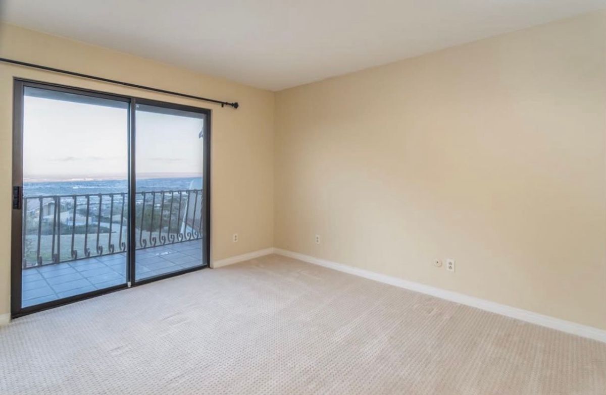 Building Photo - 1055 Lakeview Dr