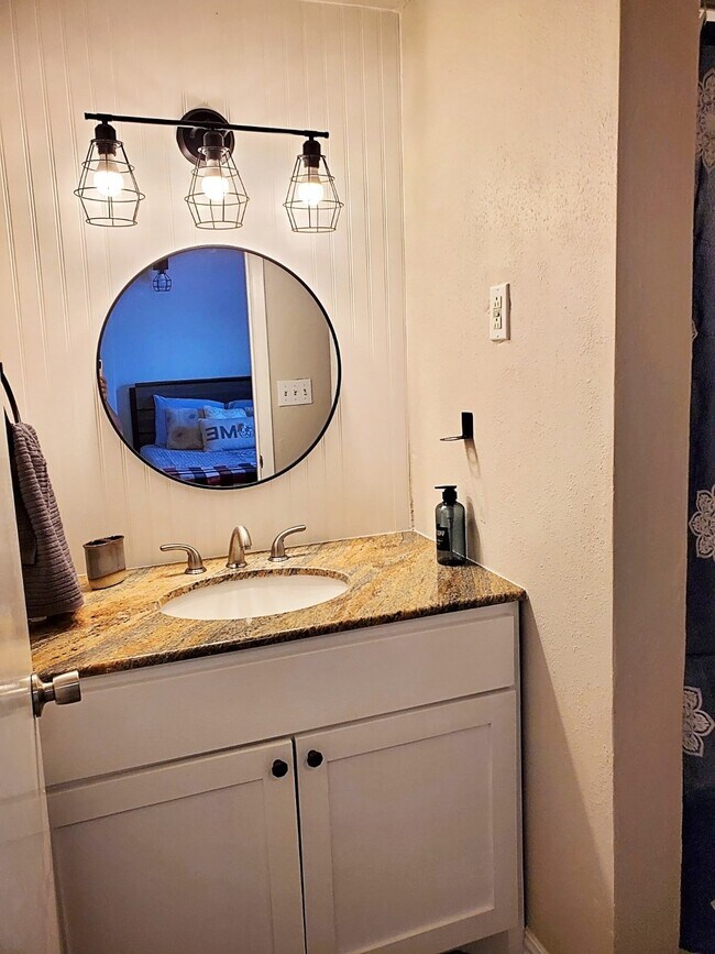 Building Photo - 4507 W Bayshore Dr