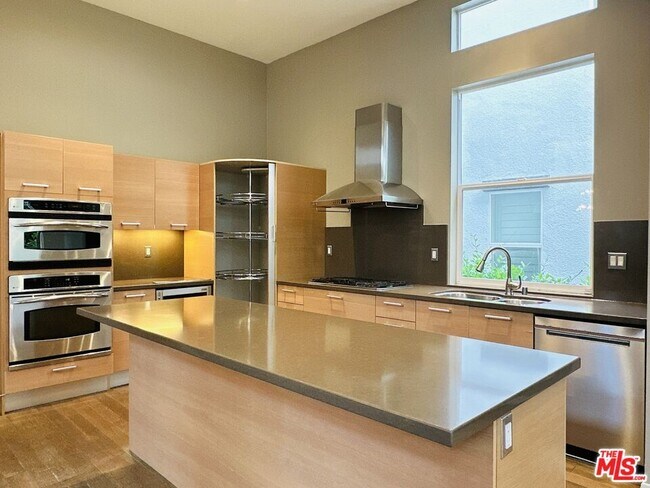 Building Photo - 6581 S Seabluff Dr