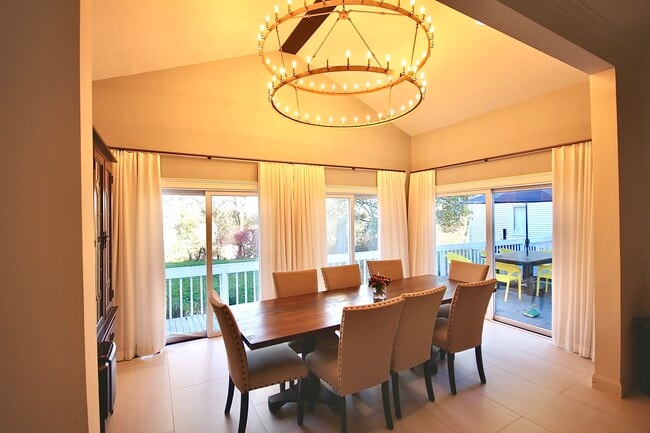 Building Photo - 106A Comstock Hill Ave