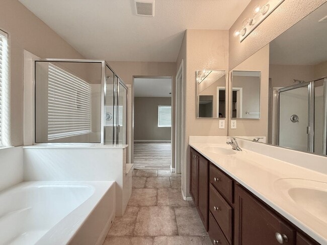 Building Photo - Spacious Living, Granite Counters, Great Location!