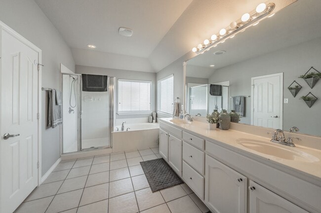 Building Photo - The Best in Texas: 3Bed/2Bath w/Spacious Ensuite
