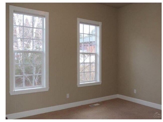 Building Photo - Awbrey Butte Home with Views!