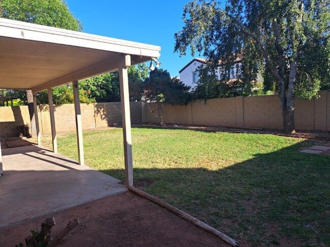 Building Photo - 1443 E Vaughn Ave