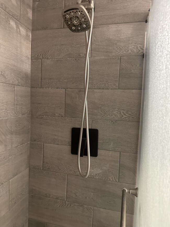 Tile showerShower - 7521 N 47th Ln