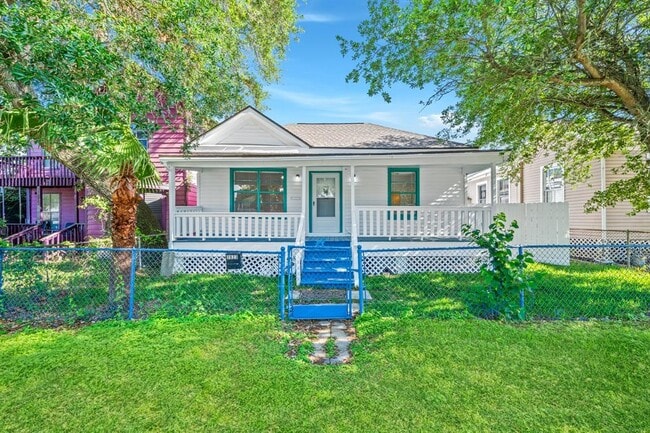 Building Photo - 2823 Bernardo De Galvez Ave