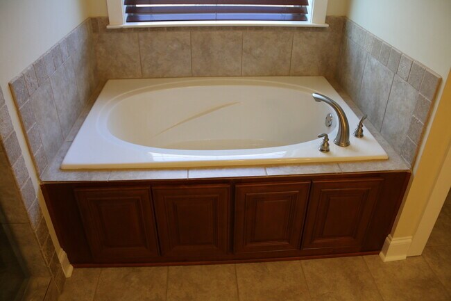 Building Photo - Executive Rental in Cypress Point S/D