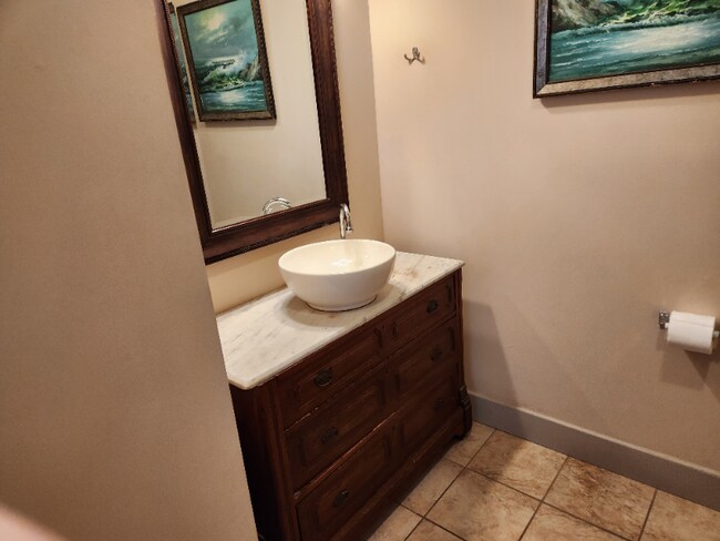 Building Photo - 1302 E Victory Dr