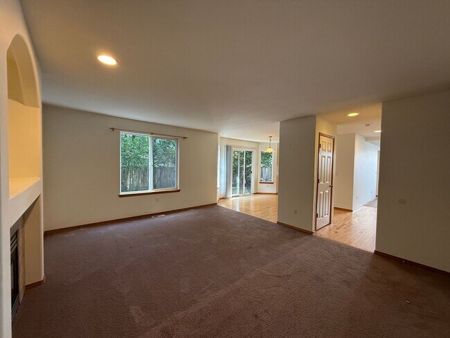 Building Photo - 4 Bed 2 Bath Home in Waterbury Meadows