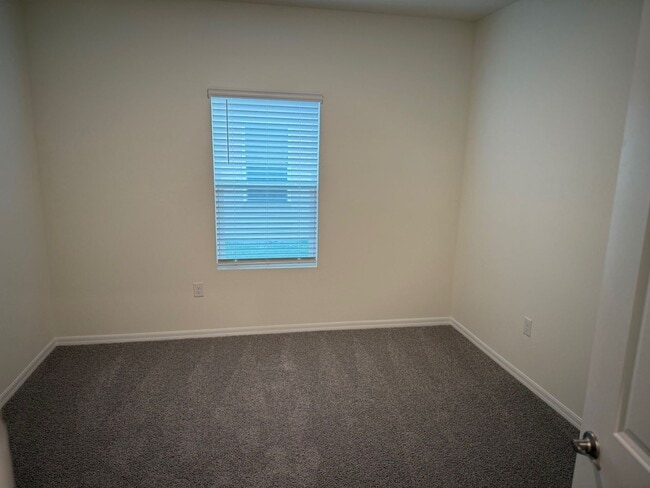 Building Photo - 4 Bedroom 2 Bath Close to Hospitals and Shopping