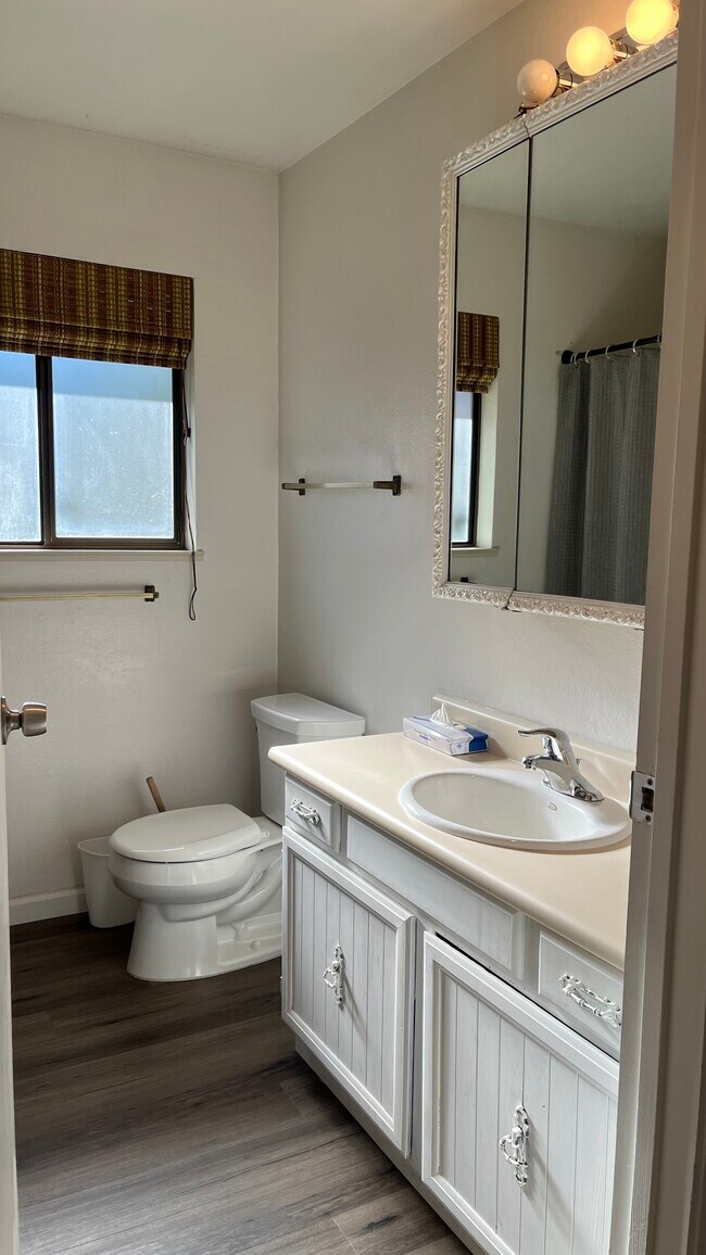 Building Photo - 12003 Lakeshore S