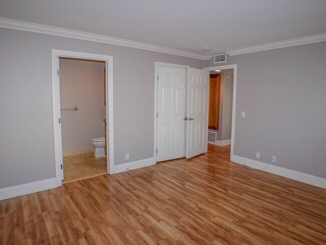 Building Photo - 2BD/2BA Dual Master Condo of secured building in highly sought after Boutique Bella Capri building.