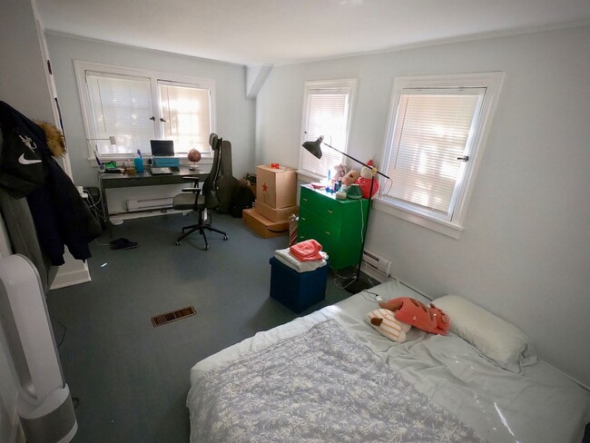 Building Photo - 9/1 Beautiful Hidden GEM. 2 Blocks from Wa...
