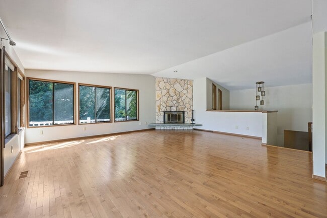 Building Photo - Hard to find 5 bedroom home in Tamoshan ne...
