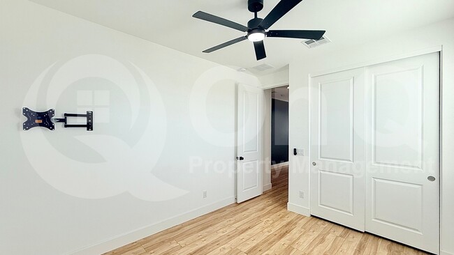 Building Photo - 145 E Mint Ln