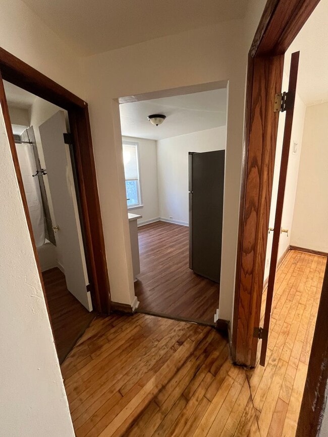 Building Photo - Modern 3BR/2BA Two-Level Unit in the Heart...