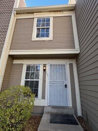 Building Photo - Spacious & Practical living, Available now!