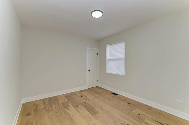 Building Photo - Portage Park 4 bed, 2.5 bath classic!