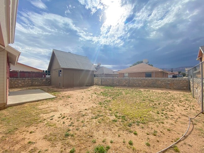 Building Photo - Northeast El Paso 3 Bed Refrig A/C