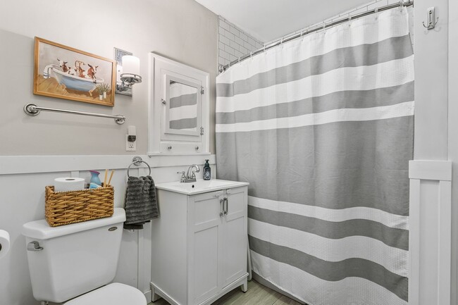 Building Photo - Charming 2-Bedroom Home for Rent in the He...