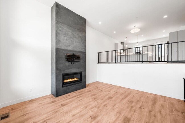 Building Photo - LUX 3BD, 5BA Modern Townhome at 9th & CO Near Congress Park