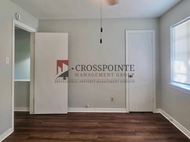 Building Photo - 2 bedroom, 1 bathroom duplex!