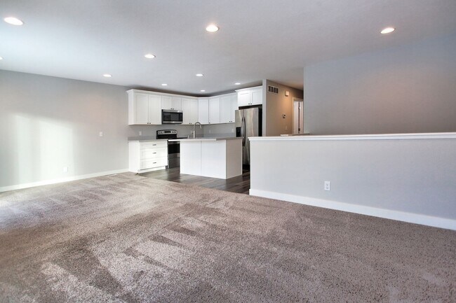 Building Photo - Spacious 2 Bed/2 Bath Condo in Prime Location