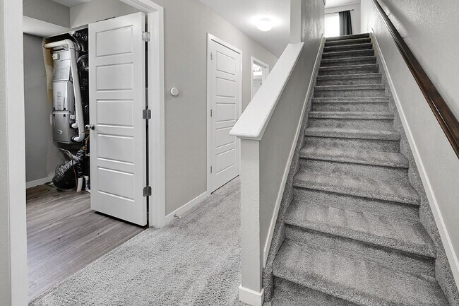 Building Photo - $2,350.00, 3 bed, 2.5 bath located in Colo...
