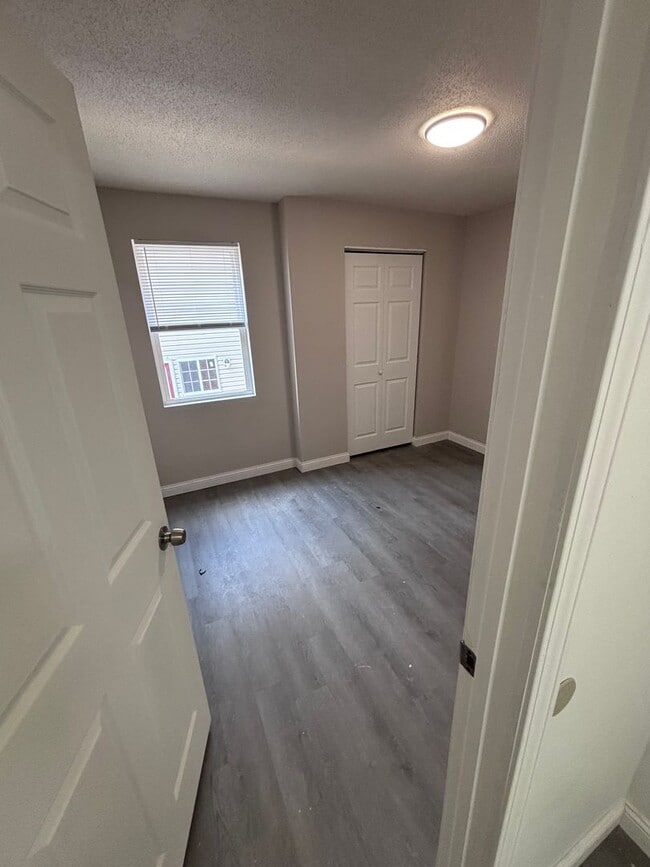 Building Photo - Newly Renovated 2 Bed 1.5 Bath