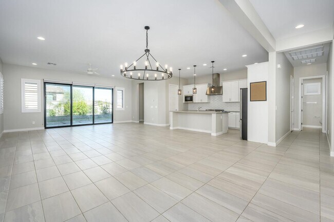 Building Photo - 824 E Monte Wy