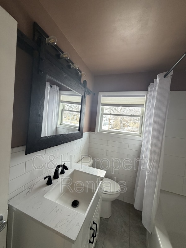 Building Photo - 1017 25th St W