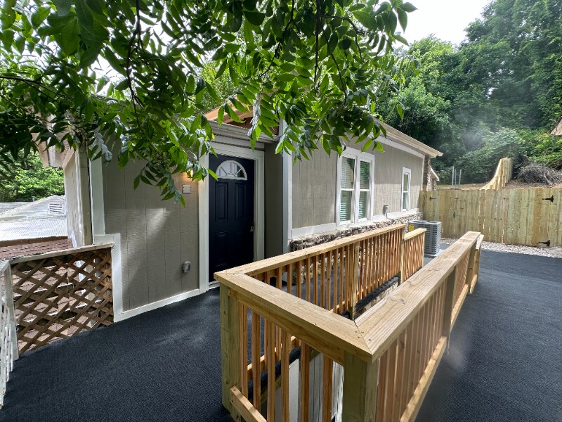 Building Photo - 265 Glade St