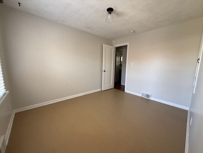 Building Photo - Audubon-Downriver Neighborhood 4 bedroom, 1 bath corner lot with large, fenced yard