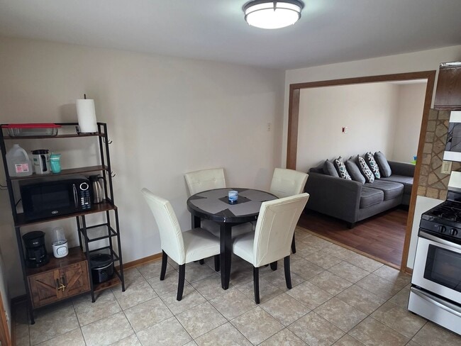 Building Photo - Updated 3 bedroom Kenosha home