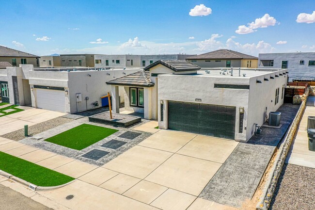 Building Photo - Beautiful  House 3 beds/3 baths. This Prop...