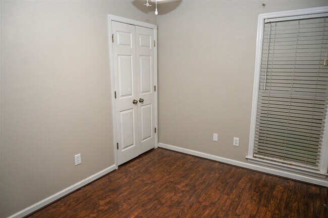 Building Photo - 332 W Pine Dr