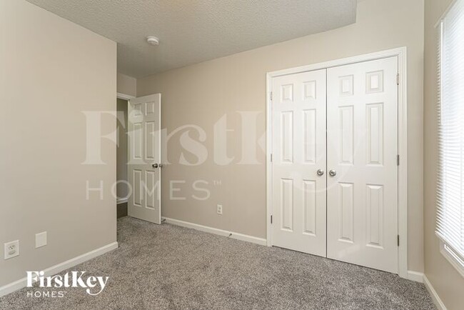 Building Photo - 940 Londonderry Dr
