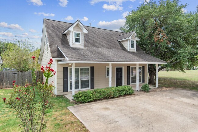 Building Photo - Available August 2026! Charming 4 Bed, 2.5...